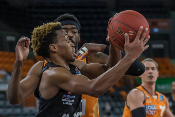 士更加坚信 士更加坚信